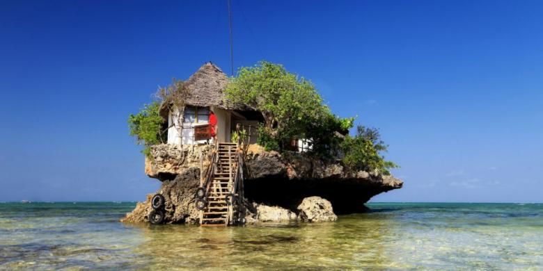 Sesuai namanya, The Rock Restaurant memang berada di atas batu karang setinggi tujuh meter di Zanzibar, Afrika Timur.