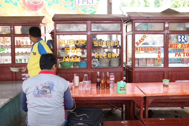 Gerobak penjual bubur sup ayam khas Cirebon di sentra kuliner Alun-alun Kota Cirebon.