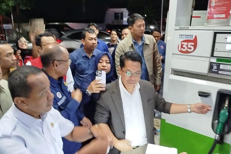 Menteri ESDM, Bahlil Lahadalia (baju putih) saat melakukan sidak di SPBU Asrikaton Kecamatan Pakis Kabupaten Malang, Rabu (29/10/2025) malam. Dalam sidak tersebut, hasilnya kualitas BBM baik Pertalite dan Pertamax berstandar bagus dan sesuai spesifikasi termasuk kandungan zat dan takaran juga tepat.