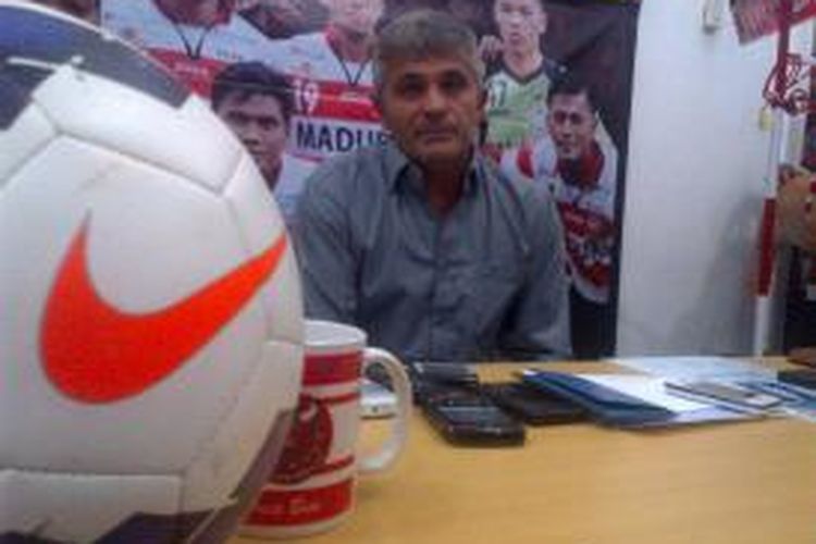 Archan Iure saat konferensi pers di kantor Persepam Madura United, Selasa (25/3/2014) malam. Ia menggantikan posisi pelatih Persepam sebelumnya Daniel Roekito.