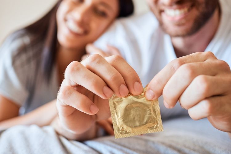 Memahami cara memilih ukuran kondom yang pas sangat penting untuk mendukung kualitas hubungan seksual yang dilakukan.