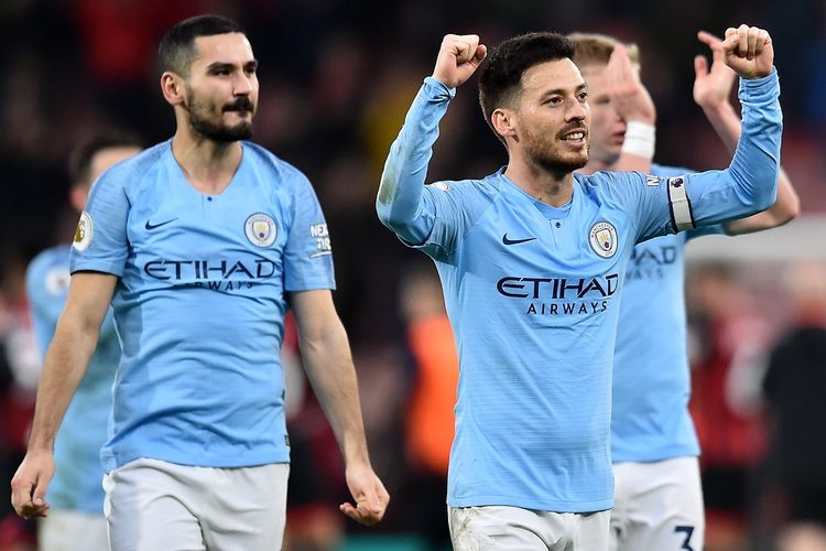 Pemain tengah Manchester City asal Jerman, Ilkay Gundogan (kiri) dan pemain tengah Manchester City asal Spanyol David Silva memberi tepuk tangan kepada para penggemar setelah pertandingan sepak bola Liga Primer Inggris antara Bournemouth dan Manchester City di Stadion Vitality di Bournemouth, Inggris selatan pada 2 Maret 2019.