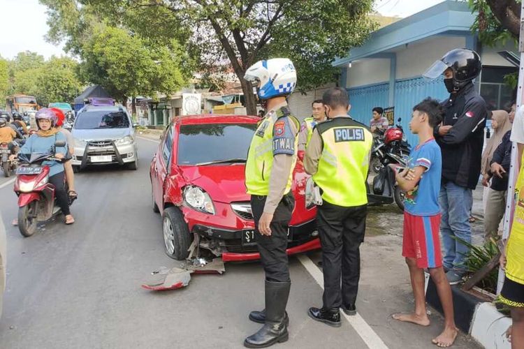Petugas kepolisian melakukan olah tempat kejadian kecelakaan tabrakan beruntun yang melibatkan 4 kendaraan di Jalan Pahlawan, Kelurahan Gedongombo, Kecamatan Semanding, Kabupaten Tuban, Jawa Timur. Senin (13/3/2023).