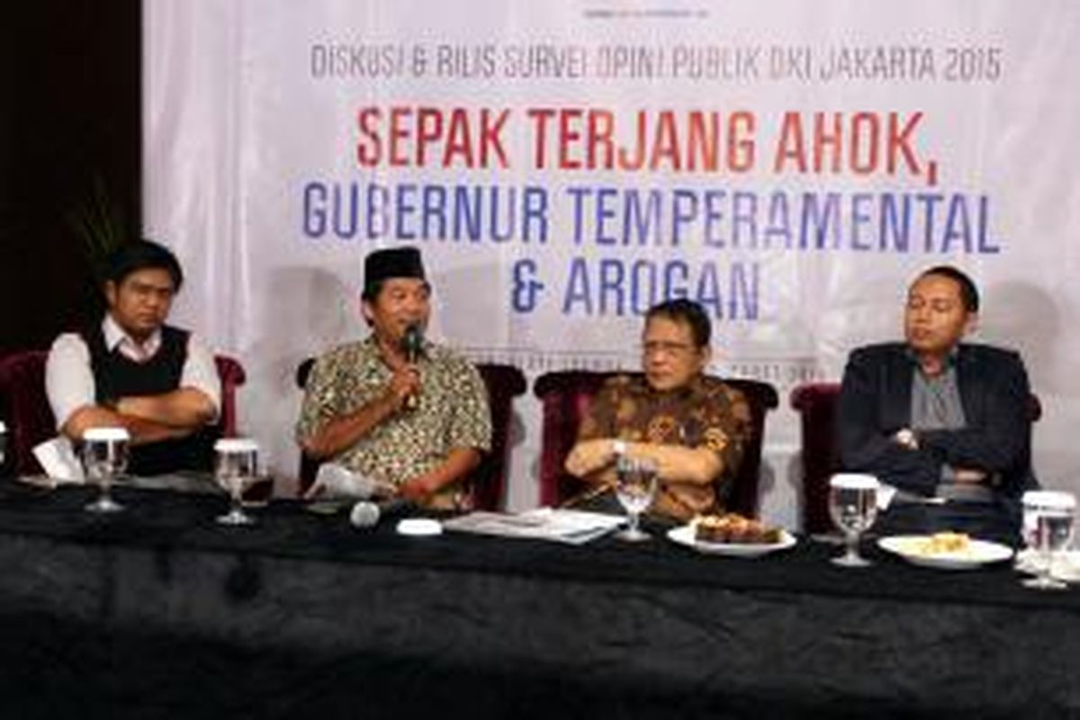 Para peneliti CSIS J Kristiadi (dua kanan), Hafizul Mizan (kiri), CEO Cyrus Network Hasan Nasbi (kanan), dan pengamat politik Ray Rangkuti berdiskusi dalam acara rilis survei opini publik 'Tingkat Kepercayaan Publik Terhadap Gubernur dan DPRD DKI Jakarta' di Jakarta, Kamis (12/3/2015). Hasil survei tersebut menunjukkan, dalam rentang nilai 1-10, apresiasi warga Jakarta terhadap kinerja Ahok sebesar 6,34 dan DPRD DKI Jakarta hanya mendapat 5,96.