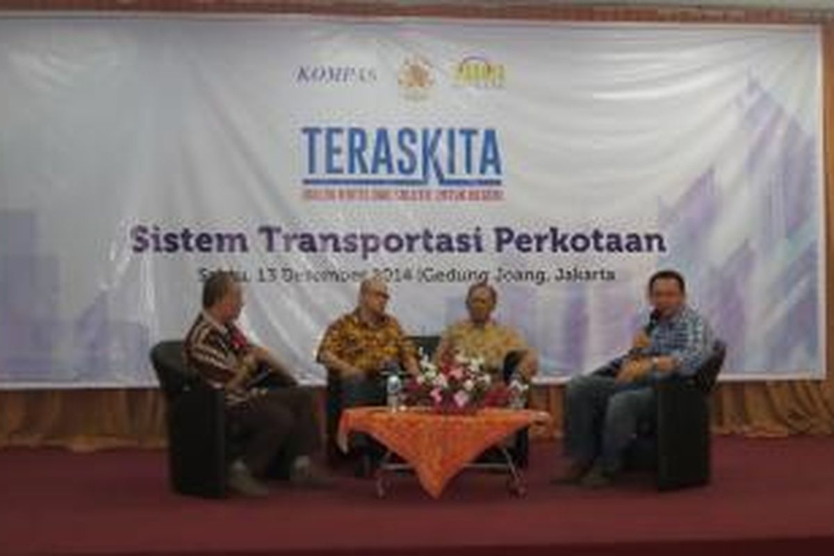 Gubernur DKI Jakarta Basuki Tjahaja Purnama (paling kiri) bersama dengan Danang Parikesit (pakar transportasi) dan Sunyoto Usman (sosiolog) saat menghadiri acara Teras Kita dengan tema Sistem Transportasi Perkotaan, di Gedung Joang, Jakarta, Sabtu (13/12/2014)