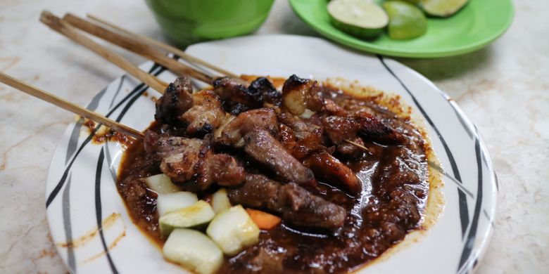 Sate Kambing di perempatan Jalan Sabang, Menteng, Jakarta, yang terkenal dengan Sate Sabang Menteng, Senin (5/6/2016). Menggunkan daging paha, kambing dengan potongan besar dan bumbu kacang berkecap yang rasanya khas, menjadi keunggulan kedai ini.