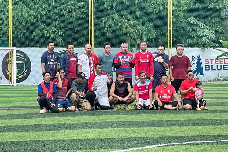 Komunitas alumni sepak bola SMAN 5 Kota Bogor seusai bertanding dalam laga persahabatan di lapangan mini soccer di area Cibinong, Bogor, pada Minggu (4/12/2022) pagi WIB.