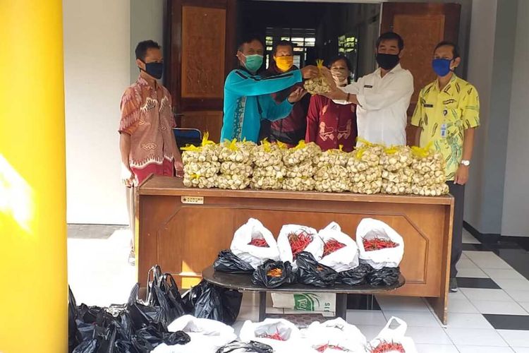 Pemerintah Kabupaten Temanggung, Jawa Tengah, mewajibkan semua Aparatur Sipil Negara (ASN) atau Pegawai Negeri Sipil (PNS) untuk membeli bawang putih dan cabai dari petani lokal Temanggung.