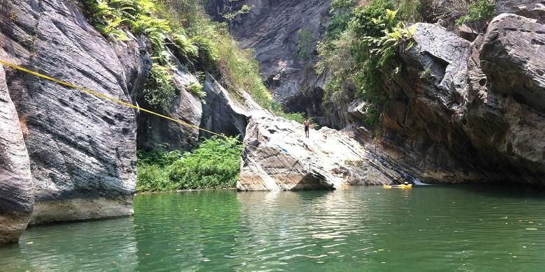 Aliran air di Sanghyang Heleut, Kecamatan Cipatat, Kabupaten Bandung Barat, Jawa Barat, Kamis (22/10/2015). Sanghyang Heleut termasuk ke dalam wilayah obyek wisata Sanghyang Tikoro.