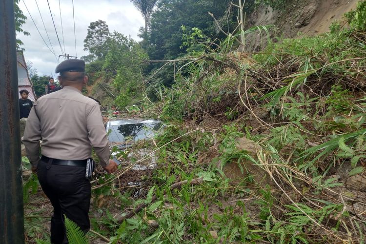 Kondisi satu unit mobil Brio tertimbun longsor di Kecamatan Siatas Barita, Taput, Rabu (27/12/2023)