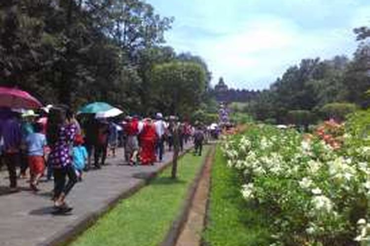 Wisatawan memadati kawasan Taman Wisata Candi Borobudur, Magelang, Minggu (27/3/2016).