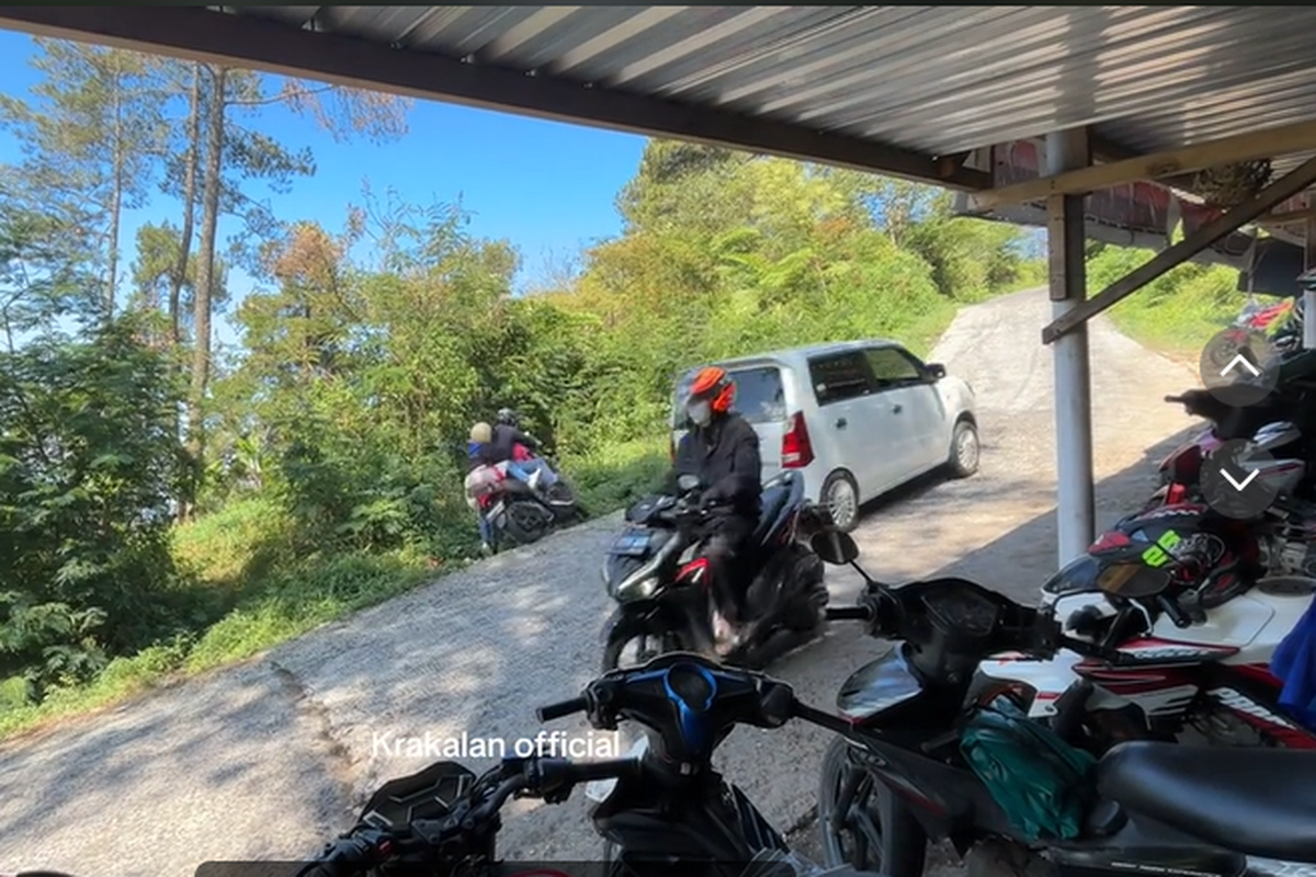 Mobil mendahului sepeda motor di tanjakan Krakalan, Dieng, Jawa Tengah.