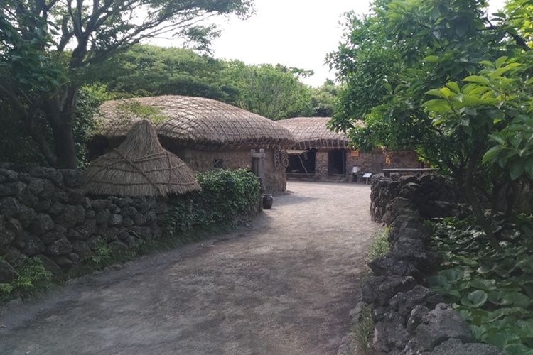 Tembok batu di jalan setapak menuju salah satu permukiman di Jeju Folk Village. Foto diambil 30 Mei 2017.