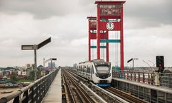 Malam Pergantian Tahun Baru, LRT Jabodebek dan Sumsel hingga Commuter Line Catat Lonjakan Penumpang 