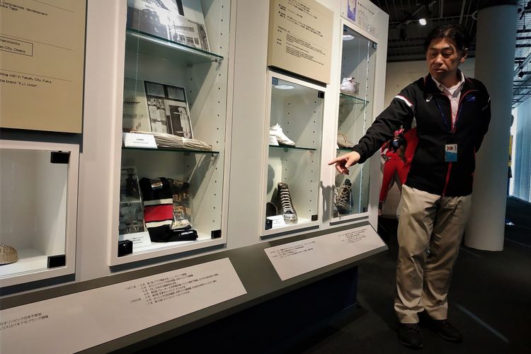 Mr Kayano, pemadu di Asics Museum, menunjukkan koleksi awal Onitsuka Tiger