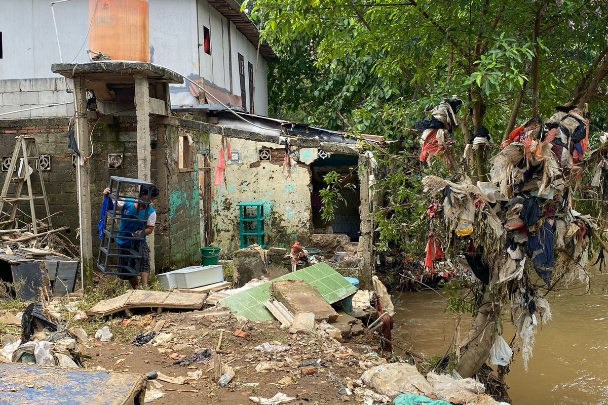 Sausana belakang rumah warga RT 08/RW 11, Kelurahan Pengadegan, Pancoran, Jakarta Selatan, yang berbatasan langsung dengan Kali Ciliwung.