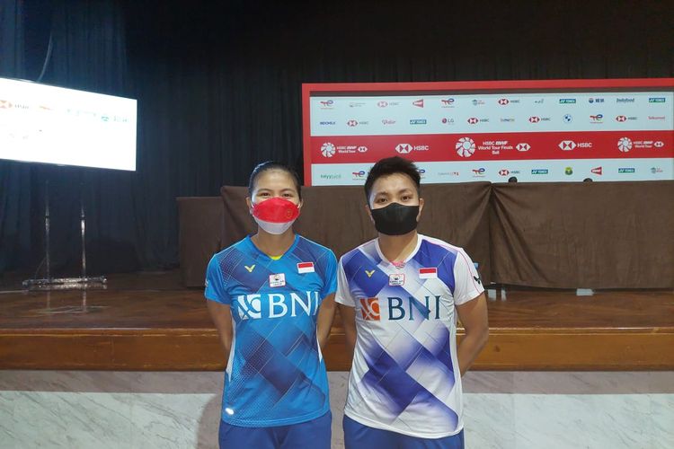 Greysia Polii/Apriyani Rahayu usai memenangi pertandingan pertama Grup A BWF World Tour Finals di Bali International Convention Centre, Rabu (1/12/2021). 