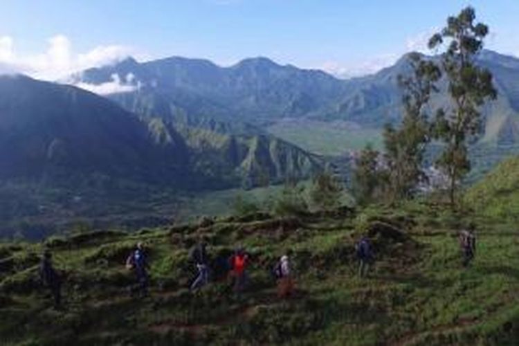 Tim Kompas.com trekking di punggung Bukit Pergasingan, Sembalun, Lombok Timur, Nusa Tenggara Barat, Kamis (19/3/2015). Puncak Bukit Pergasingan menjadi pilihan wisata trekking di Lombok Timur untuk menyaksikan matahari terbit dan lanskap Gunung Rinjani.