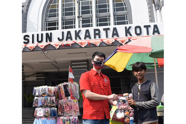 Perwakilan Kapal Api menyerahkan masker kepada pedagang kopi di Jakarta (Dok. Kapal Api)