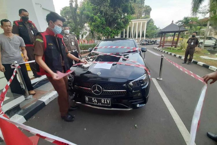 Kejati Banten Sita Mobil Mewah dari Anak Perusahaan Pertamina