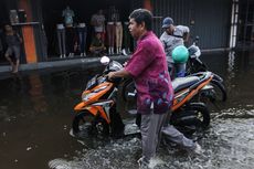 Tetap Pakai Sarung Tangan Meski Basah Hujan-hujanan