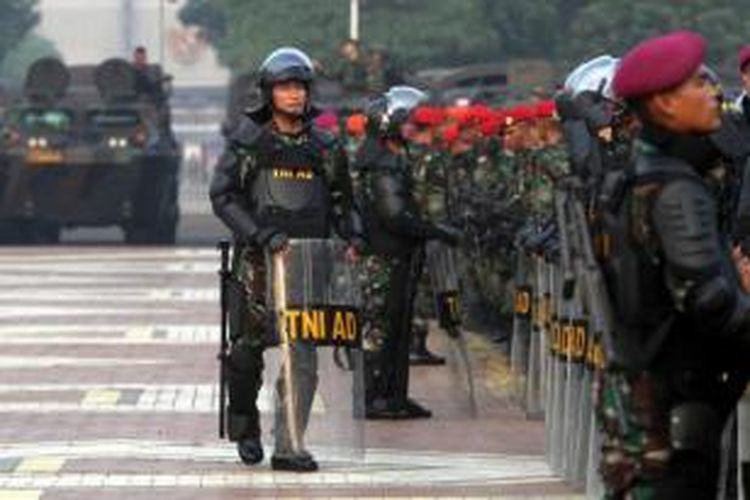 Anggota Kopassus mengikuti apel siaga menjelang pelantikan presiden dan wakil presiden terpilih, di Parkir Timur Senayan, Jakarta Pusat, Kamis (16/10/2014). Apel gabungan ini melibatkan 2.400 personel dari tiga angkatan di TNI dan Polri untuk pengamanan acara pelantikan 20 Oktober mendatang. 