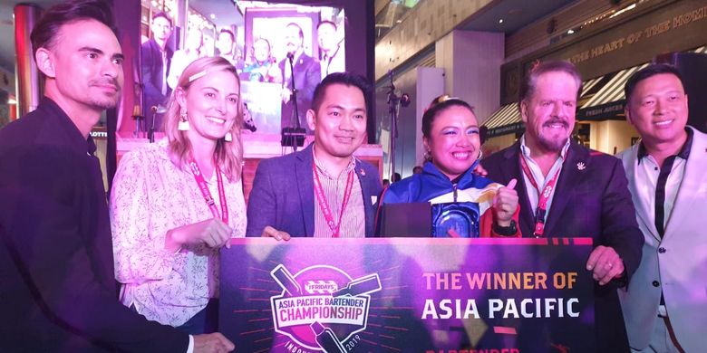 Bartender perempuan asal Filipina, Mariel Paguia, menjadi juara dalam kompetisi bartender tingkat Asia Pasifik.