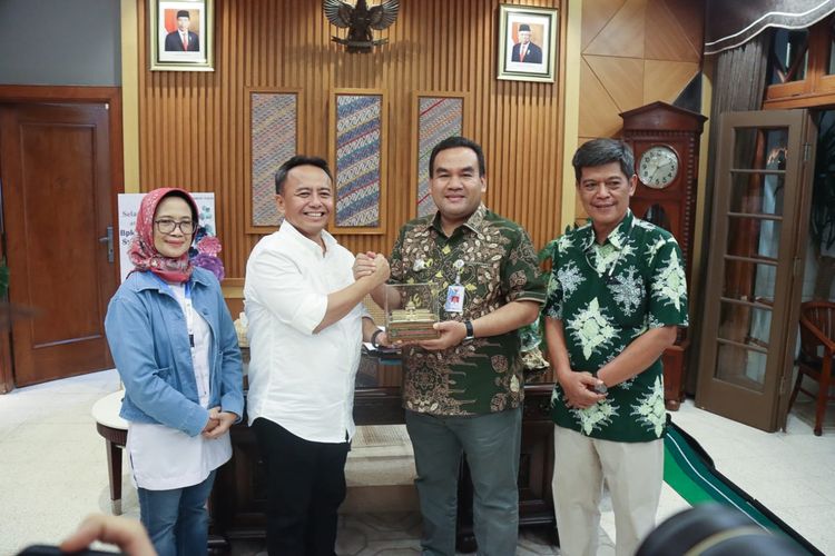 Pemkab Sumedang dan Pemprov Jabar dipilih sebagai lokasi studi admin medsos Pemkab Blora lantaran dinilai memiliki pengelolaan medsos yang baik serta memiliki ragam inovasi dan inovasi di bidang digital dan kehumasan. 