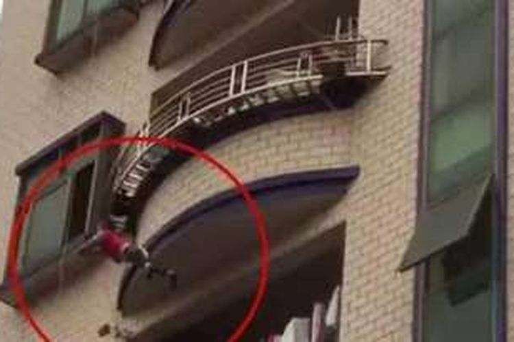 Seorang balita berusia satu tahun jatuh dari balkon apartemen yang terletak di lantai lima. Peristiwa ini terjadi di Dongguan, China.