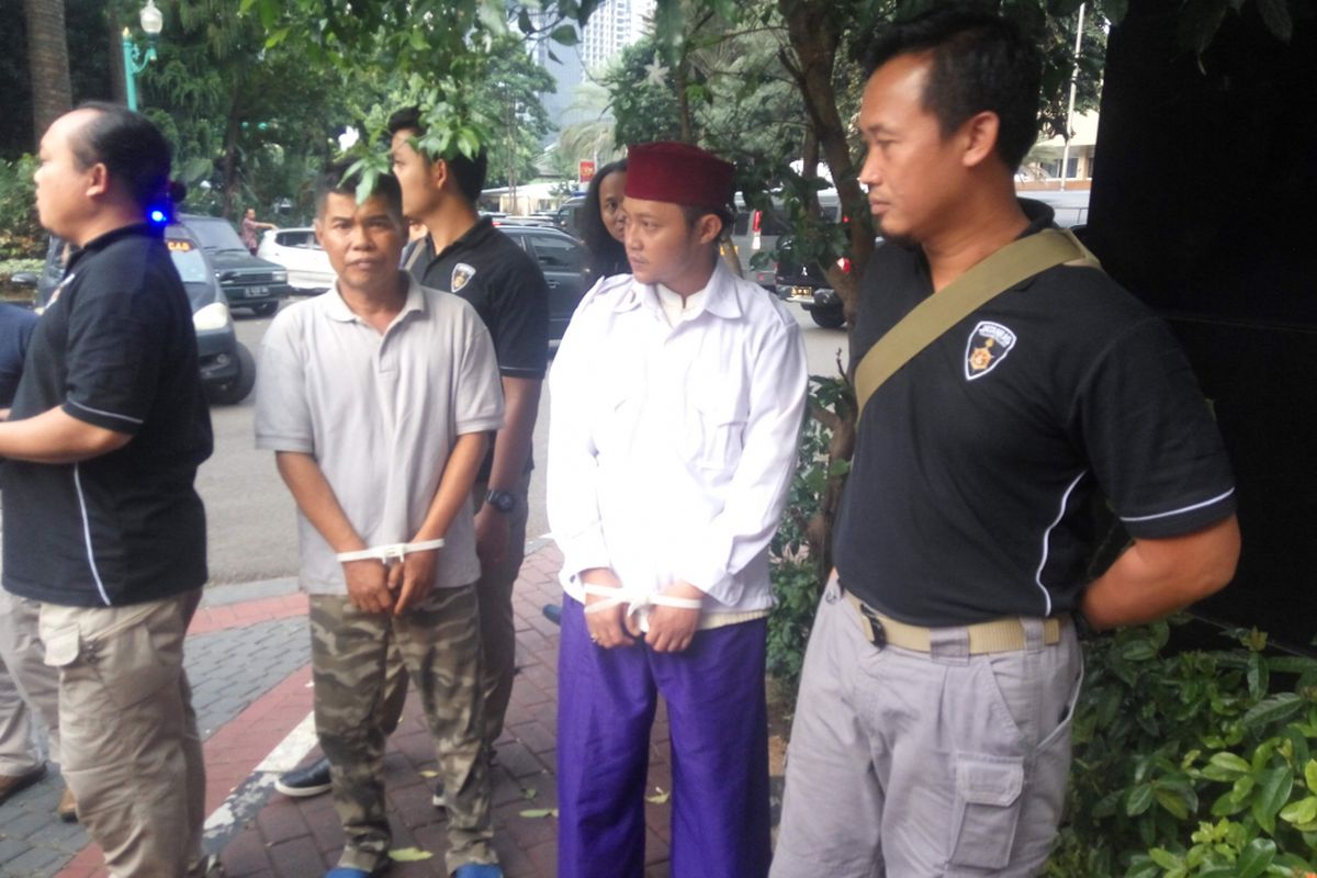 Tersangka kasus persekusi Cipinang Abdul Majid (22) dan Mat Husin alias Ucin di Mapolda Metro Jaya, Jumat (2/6/2017).