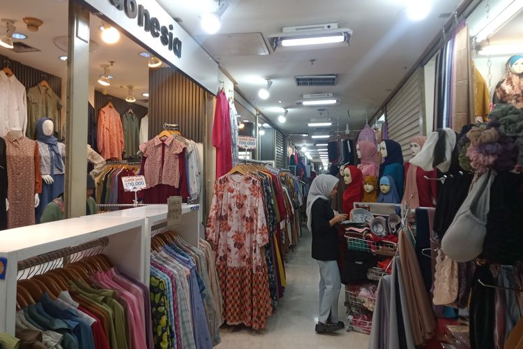 Suasana area tempat penjualan kebutuhan fesyen muslim di ITC Kuningan, Jakarta Selatan, pada Selasa (9/1/2024).