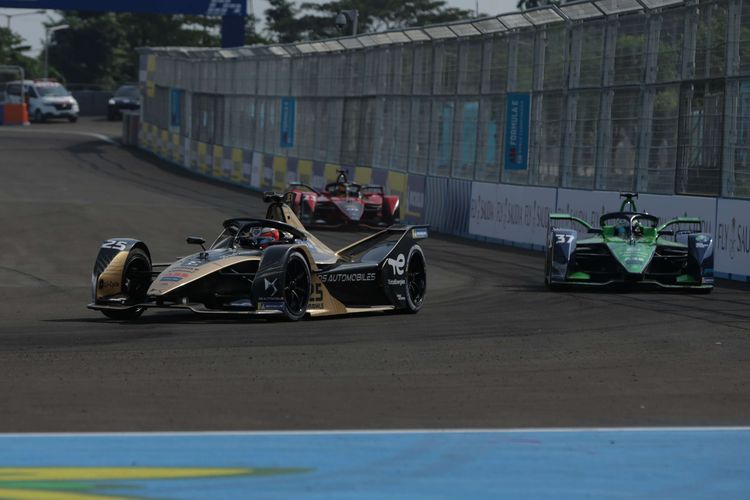 Pebalap Formula E DS Techeetah, Jean Eric Vergne (depan) mengikuti sesi latihan bebas 2 di Jakarta International E-Prix Circuit (JIEC), Ancol, Jakarta, Sabtu (4/6/2022). Sebanyak 22 pebalap dari 11 tim akan mengikuti balapan Formula E.