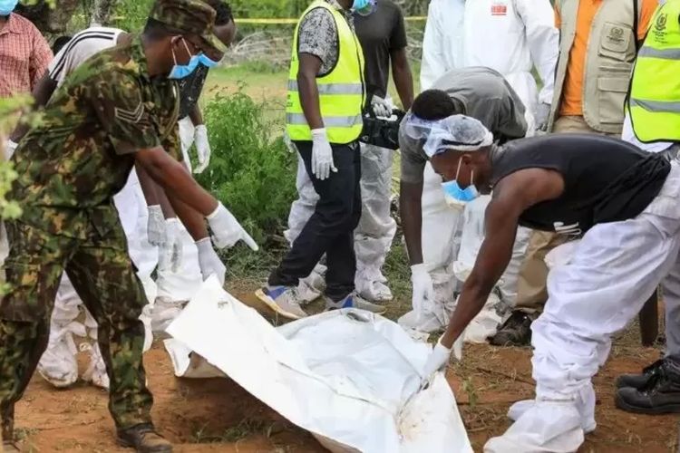 Detektif dan ahli forensik mulai memeriksa situs kuburan massal sebuah sekte di Kenya pada Jumat (21/4/2023).