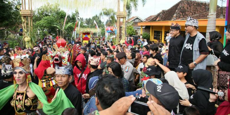Masyarakat Desa Kemiren, Banyuwangi menggelar upacara Barong Ider Bumi pada hari kedua Idul Fitri 2017. Upacara adat masyarakat suku Osing ini menarik minat wisatawan mancanegara.