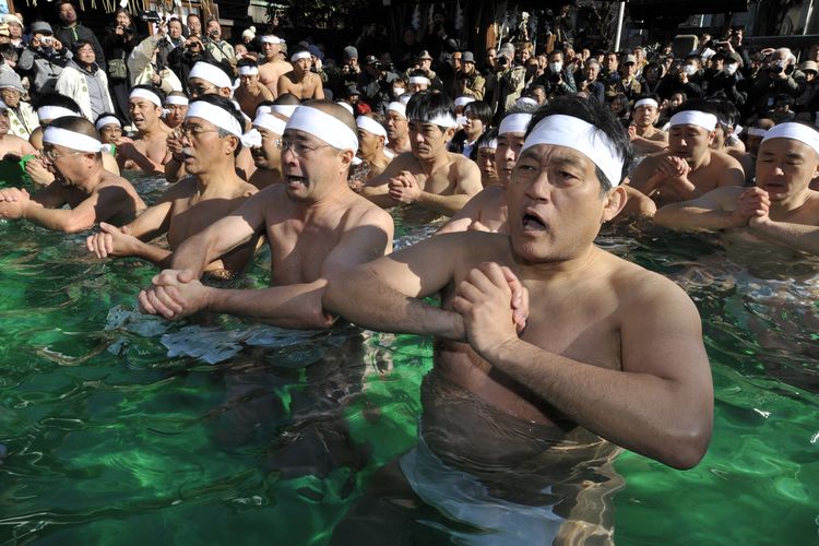 Ilustrasi warga Jepang berendam di pemandian air es selama ritual Shinto di kuil.