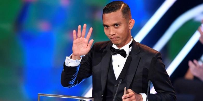 Pemain Malaysia, Faiz Subri, meraih Puskas Award 2016 pada FIFA Gala di Zurich, Senin (9/1/2017). 
