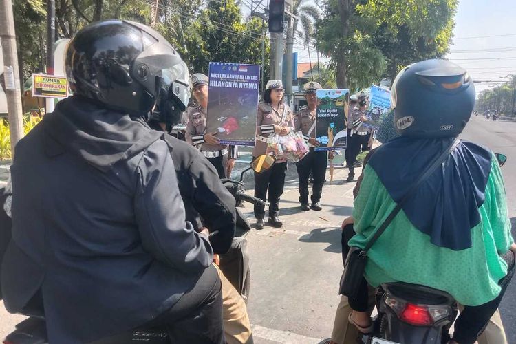 Petugas dari Satlantas Polres Jombang, Jawa Timur, menggelar Operasi Patuh Semeru 2025, di simpang 4 Taman Kebonrojo, Jombang, Rabu (23/7/2025).