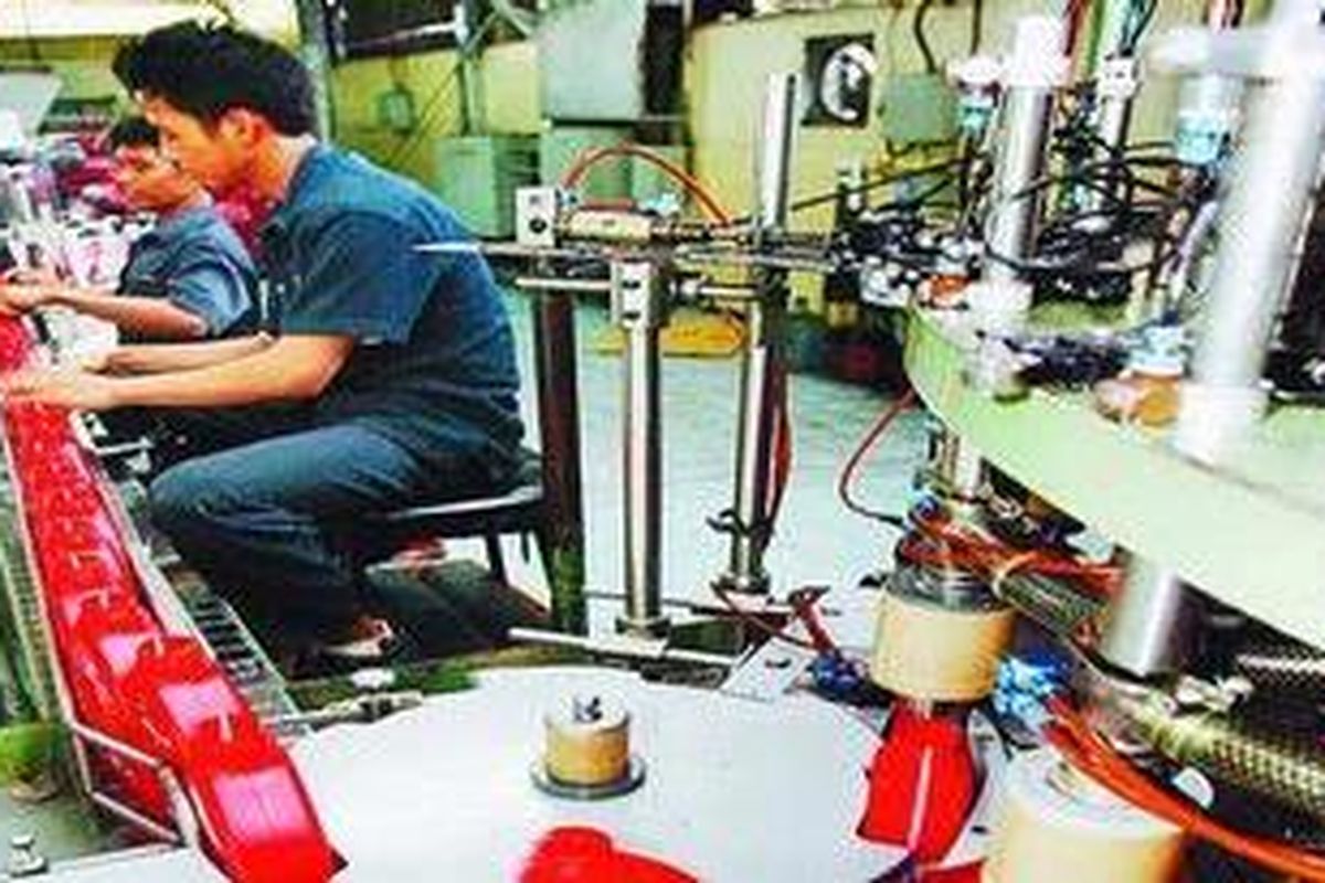 Ilustrasi: Pekerja mengawasi proses produksi pelumas kendaraan di pabrik Pertamina di Tanjung Priok, Jakarta Utara.