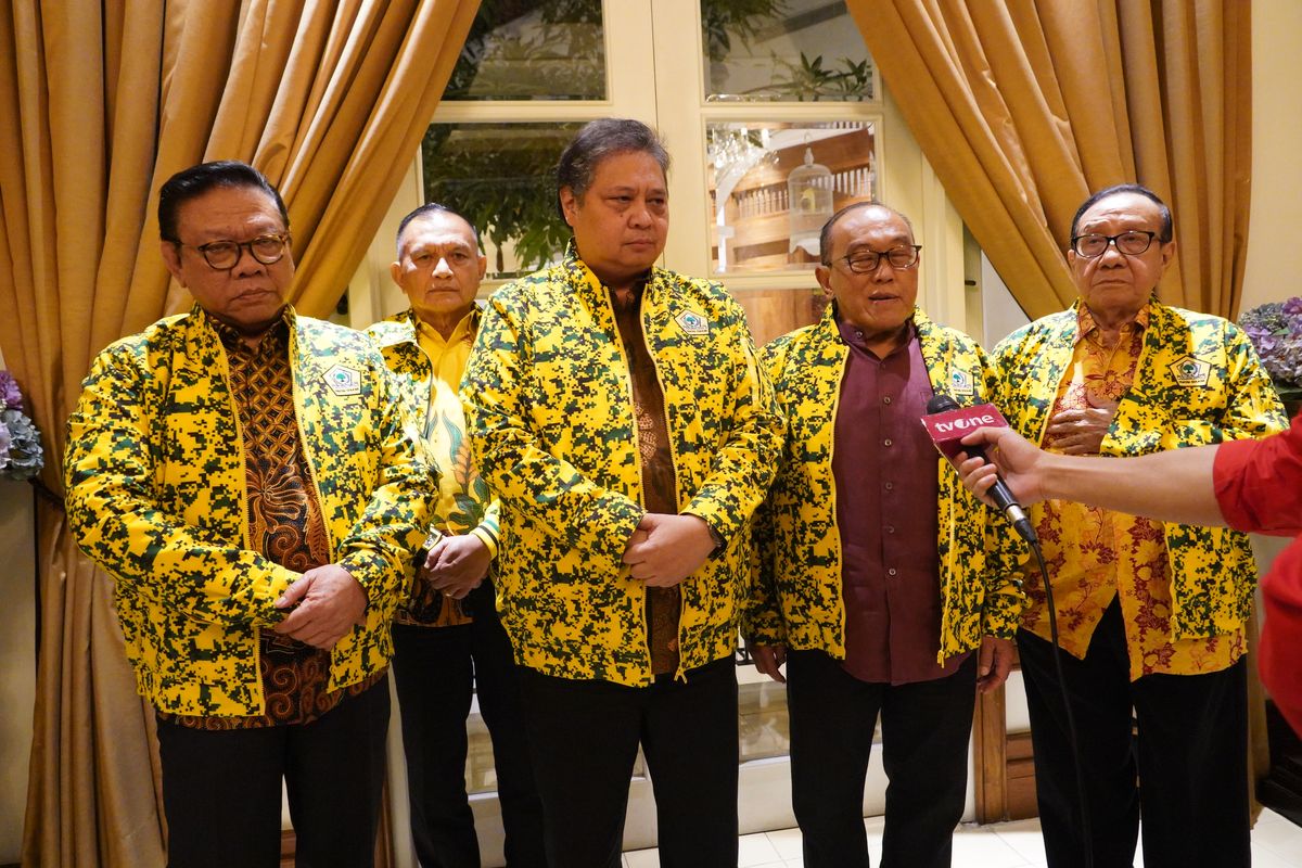 Ketum DPP Golkar Airlangga Hartarto bertemu dengan Ketua Dewan Pembina Aburizal Bakrie, Ketua Dewan Kehormatan Akbar Tandjung, dan Ketua Dewan Pakar Agung Laksono di Jakarta Pusat, Rabu (2/8/2023).