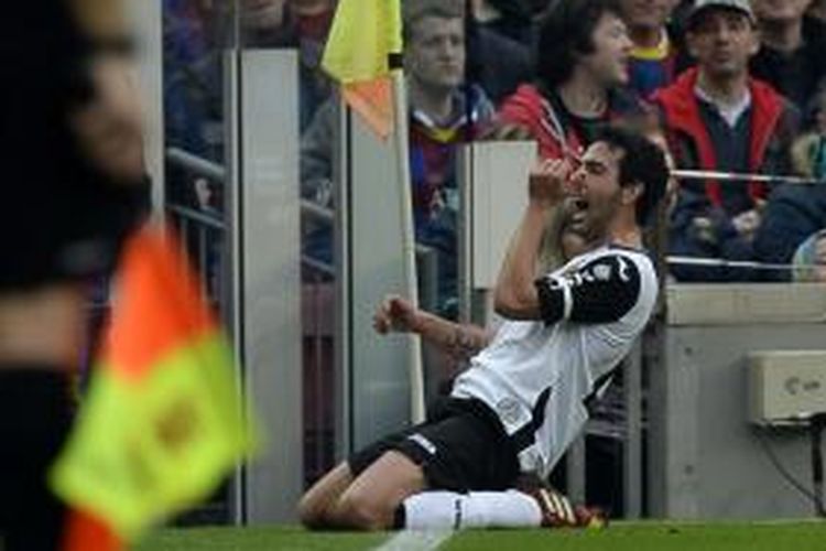Gelandang Valencia Daniel Parejo melakukan selebrasi setelah mencetak gol ke gawang Barcelona dalam laga La Liga di Camp Nou, Sabtu (1/2/2014). Valencia menang 3-2.