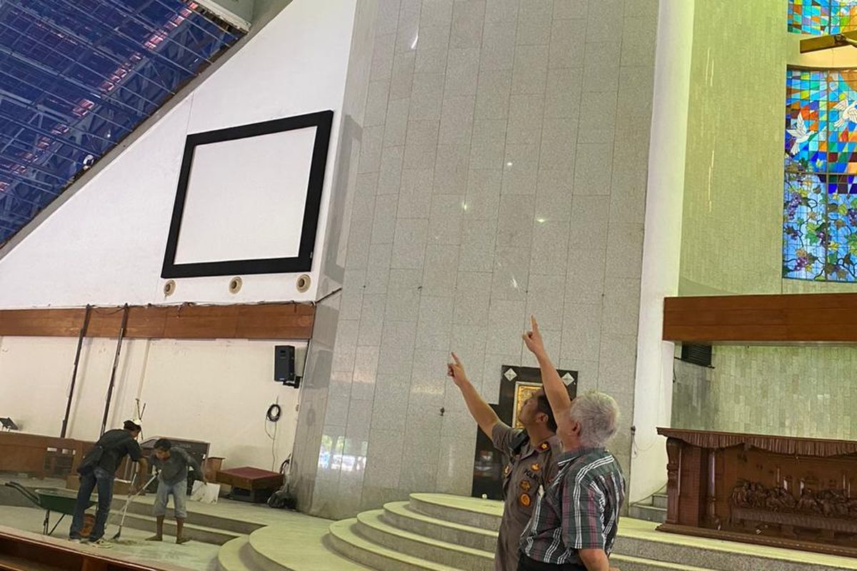 Plafon gereja Maria Kusuma Karmel di Kembangan, Jakarta Barat jatuh dan menimpa jemaah yang tengah melaksanakan giat misa pada Minggu (19/1/2020) pagi. 