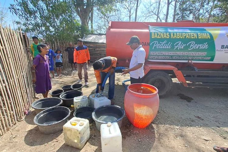 Warga saat antre mengambil air bantuan BPBD Kabupaten Bima