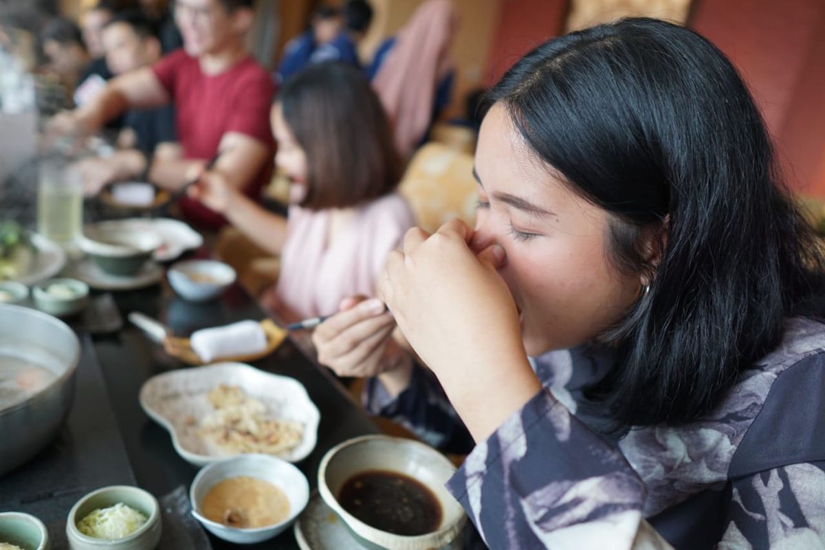 Menutup hidung, lalu memasukkan wagyu ke mulut dan mengunyahnya 2-3 kali, sebelum melepas jari dari hidung, akan membuat aroma wagyu yang khas terasa lebih jelas. Aroma ini tak dimiliki oleh daging jenis lain. Penjelasan ini diberikan dalam acara jamuan santap siang dengan menu wagyu Omi Hime di Restoran Kahyangan, Jakarta, Kamis (5/9/2019).