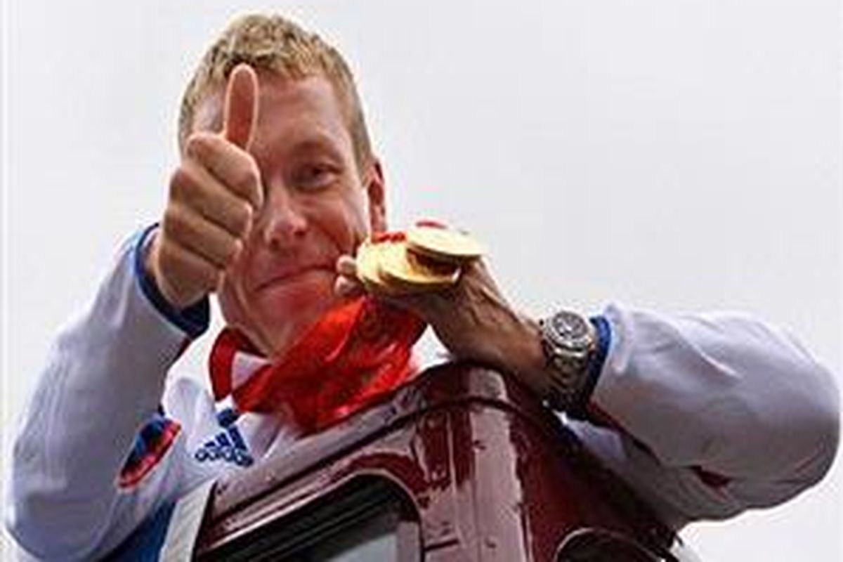Chris Hoy, menyabet medali emas bagi Inggris di Olimpiade Beijing. Dia akan menantang Lewis Hamilton pada Race of Champions di Wembley bulan Desember nanti.