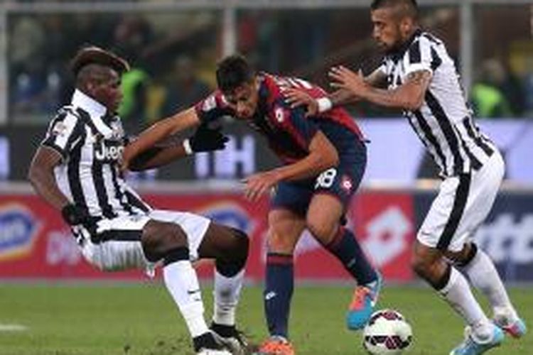 Juventus resmi mendapatkan gelandang milik Genoa, Rolando Mandragora (tengah), pada Selasa (19/1/2016). Namun, pemain 18 tahun itu masih menjalani masa peminjaman di Pescara hingga akhir musim 2015-2016.