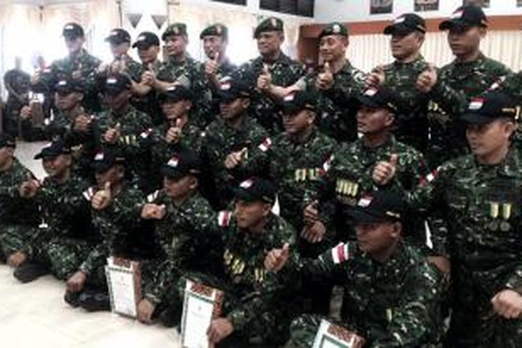 ksad jenderal gatot nurmantyo dan pangkostrad letjen mulyono berfoto bersama peserta kompetisi menembak di Jakarta beberapa waktu lalu. Ksad menyatakan, kemenangan 60 persen harus jadi kebiasaan bagi kontingen TNI AD. kemenangan ini membuktikan profesionalisme TNI AD dan senjata PT Pindad.



Kompas/Edna Caroline Pattisina (EDN)