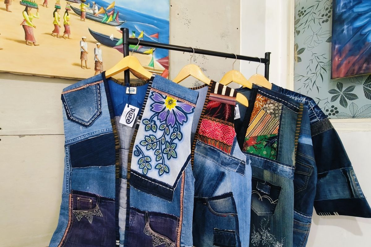 Vest salah satu karya Untari Dewi, pemilik RuZe Upcycling asal Surabaya yang menggunakan bahan berasal dari jeans bekas sehingga menjadi karya fesyen eksklusif yang kini digemari hingga luar negeri.