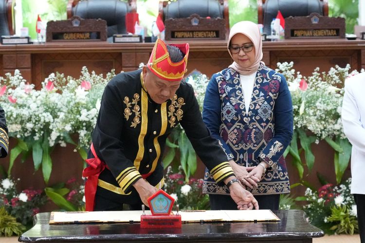 Kepala BPH Migas Erika Retnowati dan Gubernur Sulawesi Utara Olly Dondokambey menandatangani Perjanjian Kerja Sama (PKS) mengenai penyediaan, pengendalian dan pengawasan penyaluran Jenis Bahan Bakar Minyak Tertentu (JBT/Solar) dan Jenis Bahan Bakar Khusus Penugasan (JBKP/Pertalite) agar tepat sasaran dan tepat volume di Manado, Sulawesi Utara, Senin (23/4/2024). 