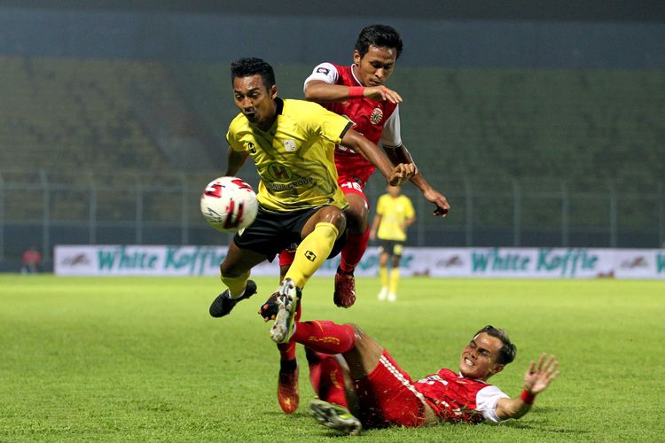 Pemain Barito Putera Nazar dijaga ketat pemain Persija Jakarta Osvaldo Haay dan Rezaldi Hehanusa saat babak 8 besar Piala Menpora 2021 yang berakhir dengan skor 1-0 di Stadion Kanjuruhan Kabupaten Malang, Jawa Timur, Sabtu (10/04/2021) malam.