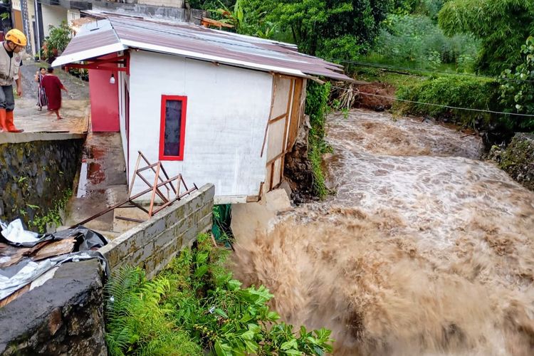 Hujan Deras Guyur Wonosobo: Banjir Rendam Rumah Warga, Jalan Menuju Dieng Tergenang